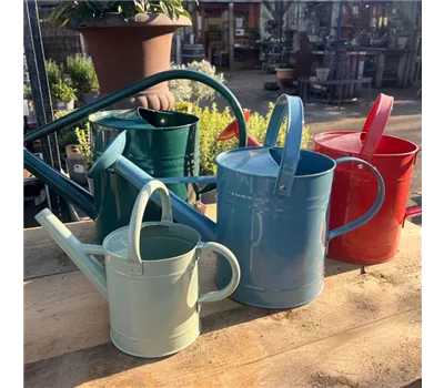 Gießkannen Metall lackiert
