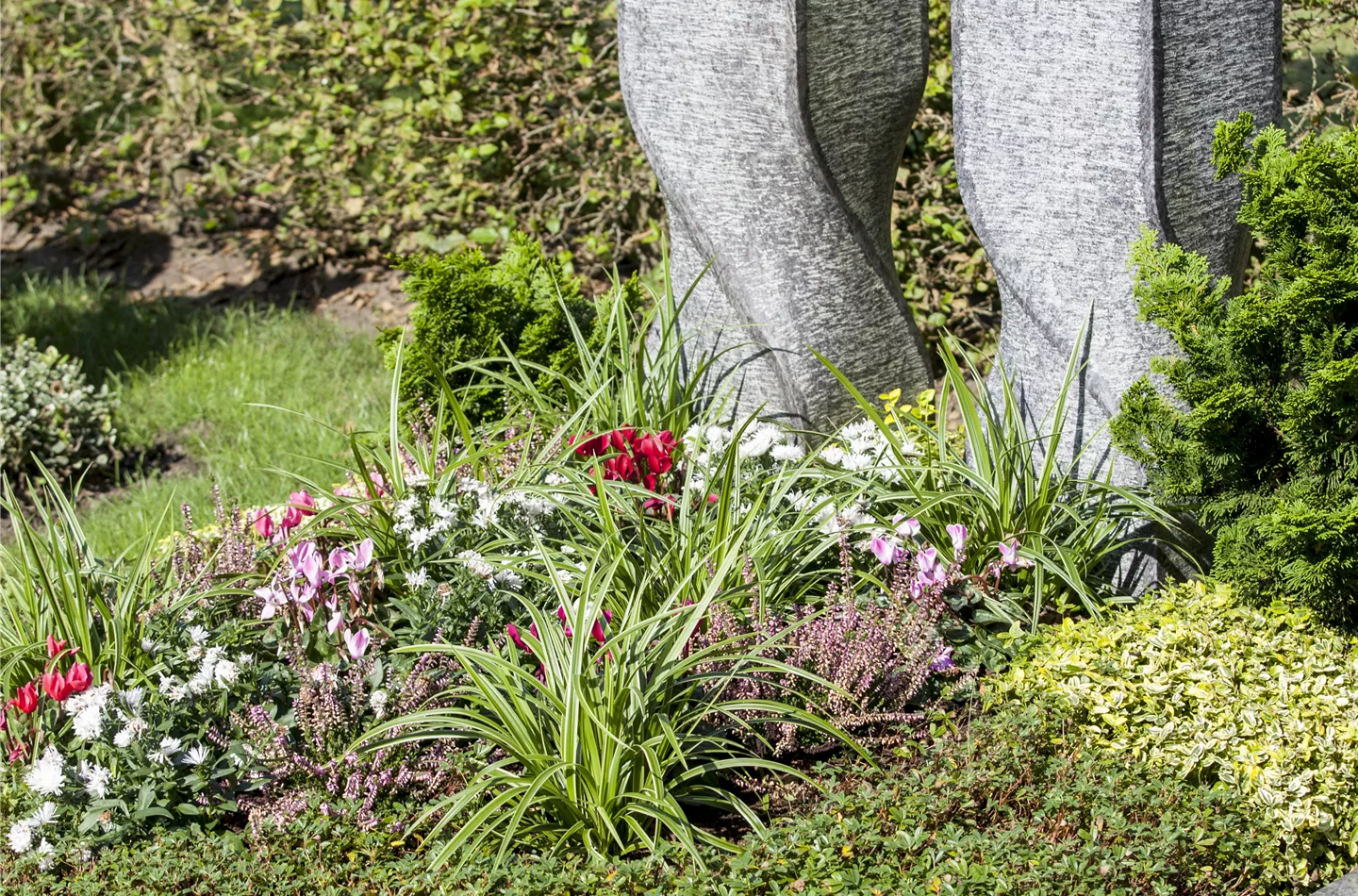 Im Mai bekommt das Grab seine Sommerbepflanzung